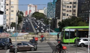 Projeto na Câmara regulamenta uso de luz de cortesia entre motoristas