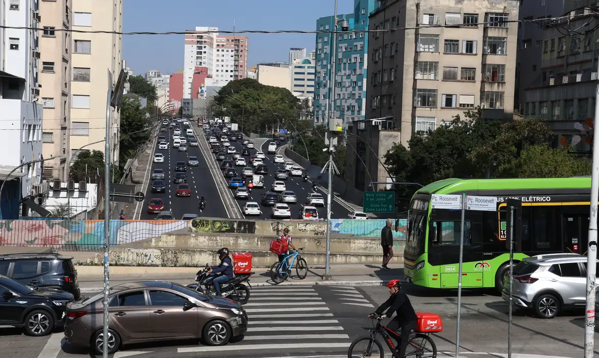Projeto na Câmara regulamenta uso de luz de cortesia entre motoristas
