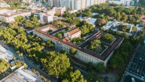 Foto aérea de uma universidade publica