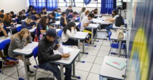 Estudantes realizando o Provão Paulista