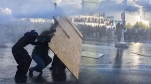 Protestos estudantis na França continuam, e governo promete 3 mil professores substitutos